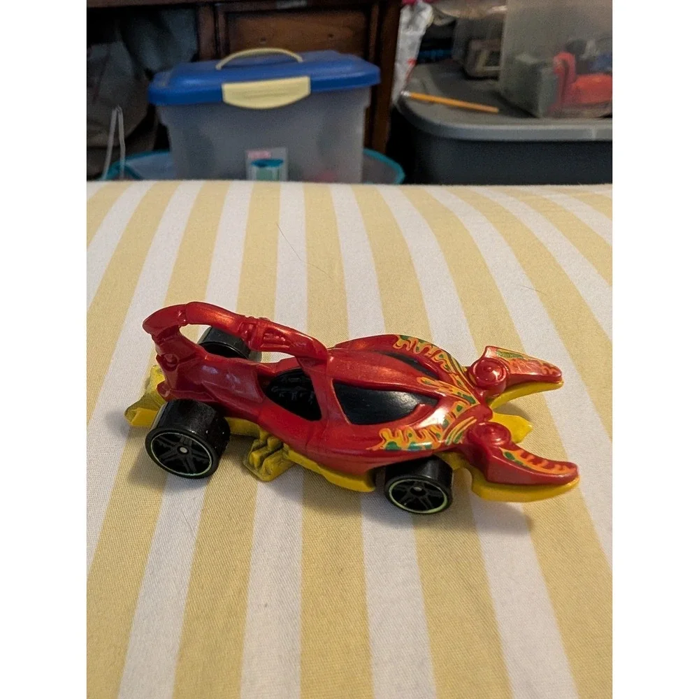 Hot Wheels HW City Scorpedo 2013 Die Cast Toy Car Red Yellow Fantasy Vehicle